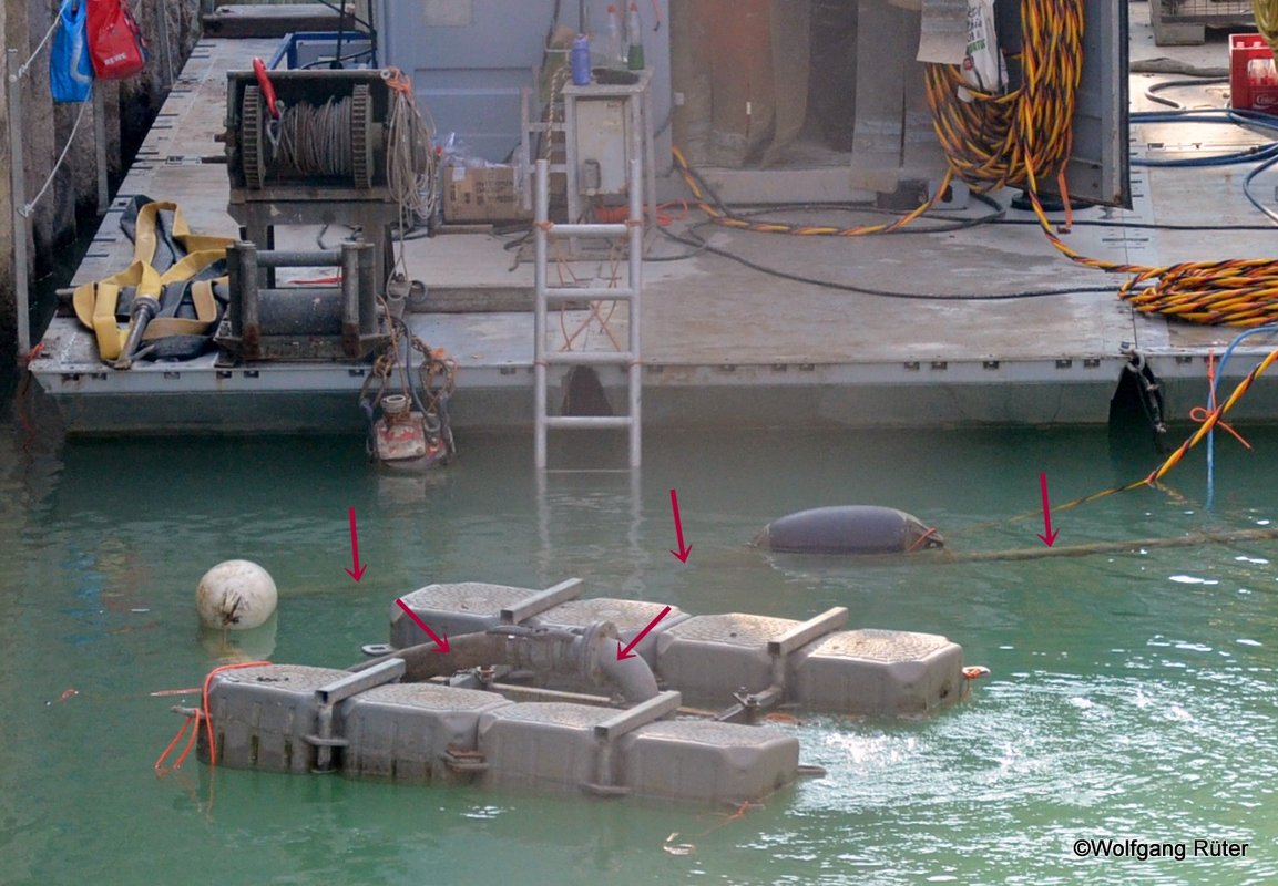 Wo Luftblasen aufsteigen, wird unter Wasser gewerkelt.