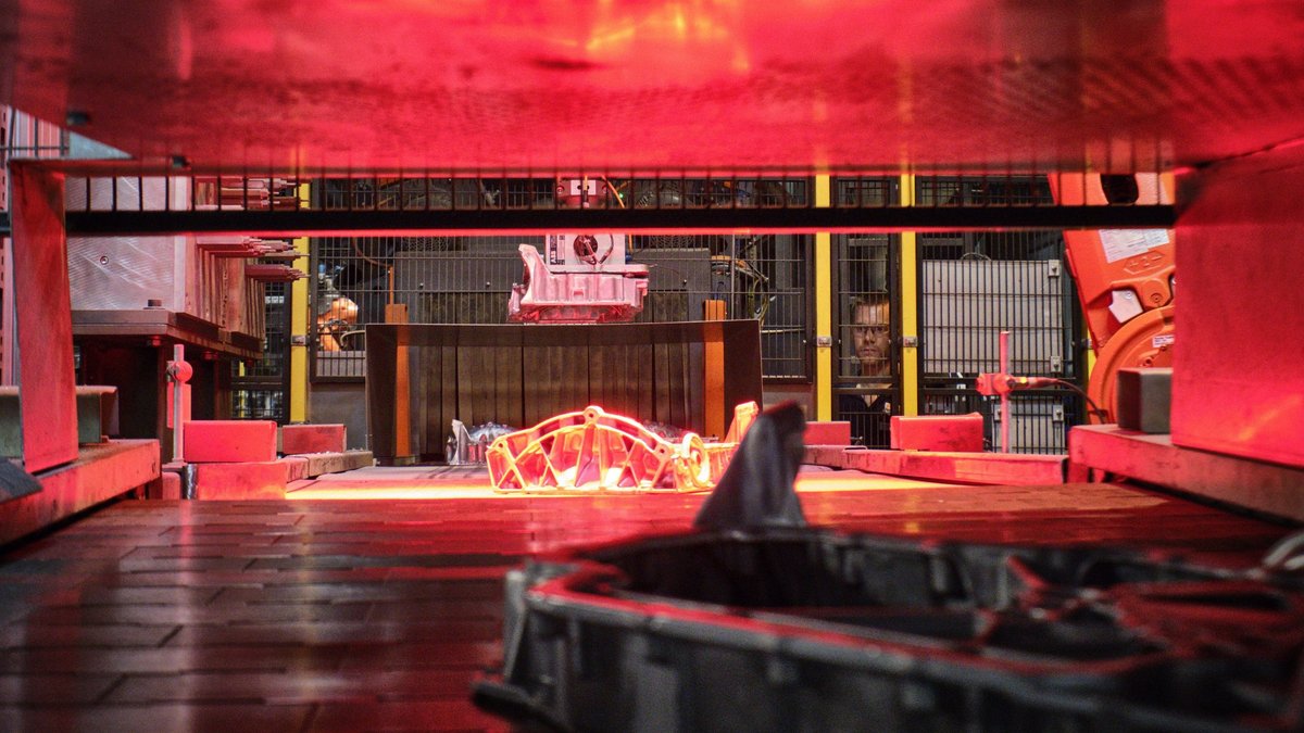 Blick in eine Strahlanlage zur Oberflächenbearbeitung im Aluminiumdruckgusswerk Handtmann in Biberach. Foto: Joachim E. Röttgers