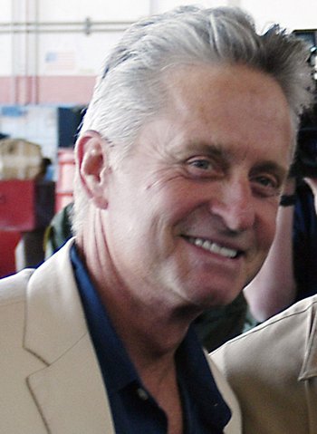 An der Frisur muss er noch arbeiten. Michael Douglas 2004. Foto: gemeinfrei, <a href="https://commons.wikimedia.org/w/index.php?curid=393483">Link</a>