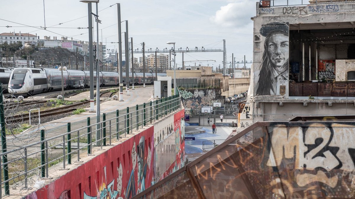 Davon kann in Stuttgart nur geträumt werden: ein linksgrünversifftes Kulturzentrum neben dem Gleisvorfeld des Hauptbahnhofs. Hier das Friche la Belle de Mai in Marseille.