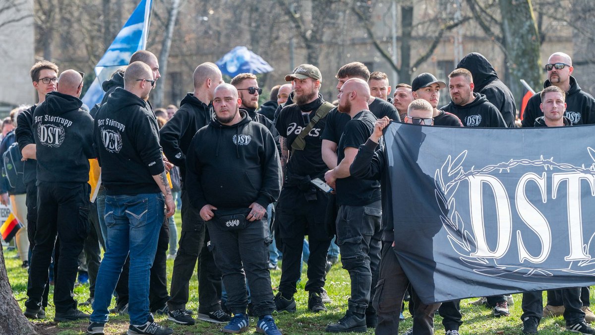 Mitglieder der rechtsextremen Organisation "Der Störtrupp" im Stadtgarten. Mehr Bilder mit Klick auf dem Pfeil.