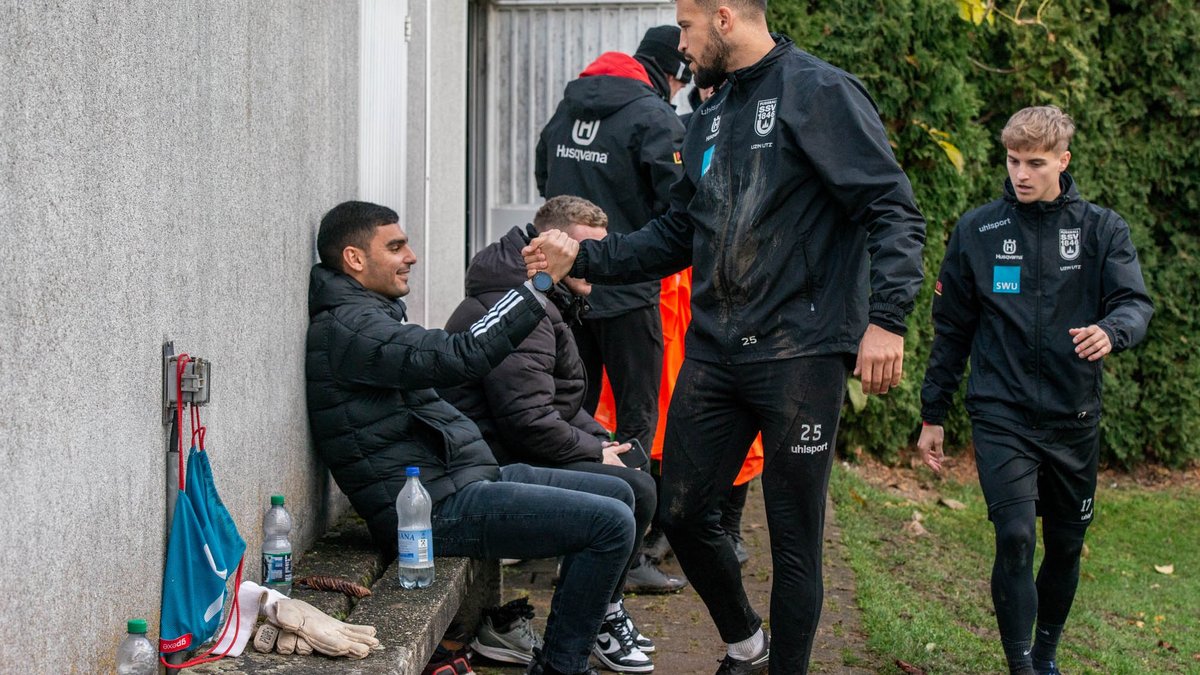 Obligatorisches Abklatschen am Ende des Trainings.