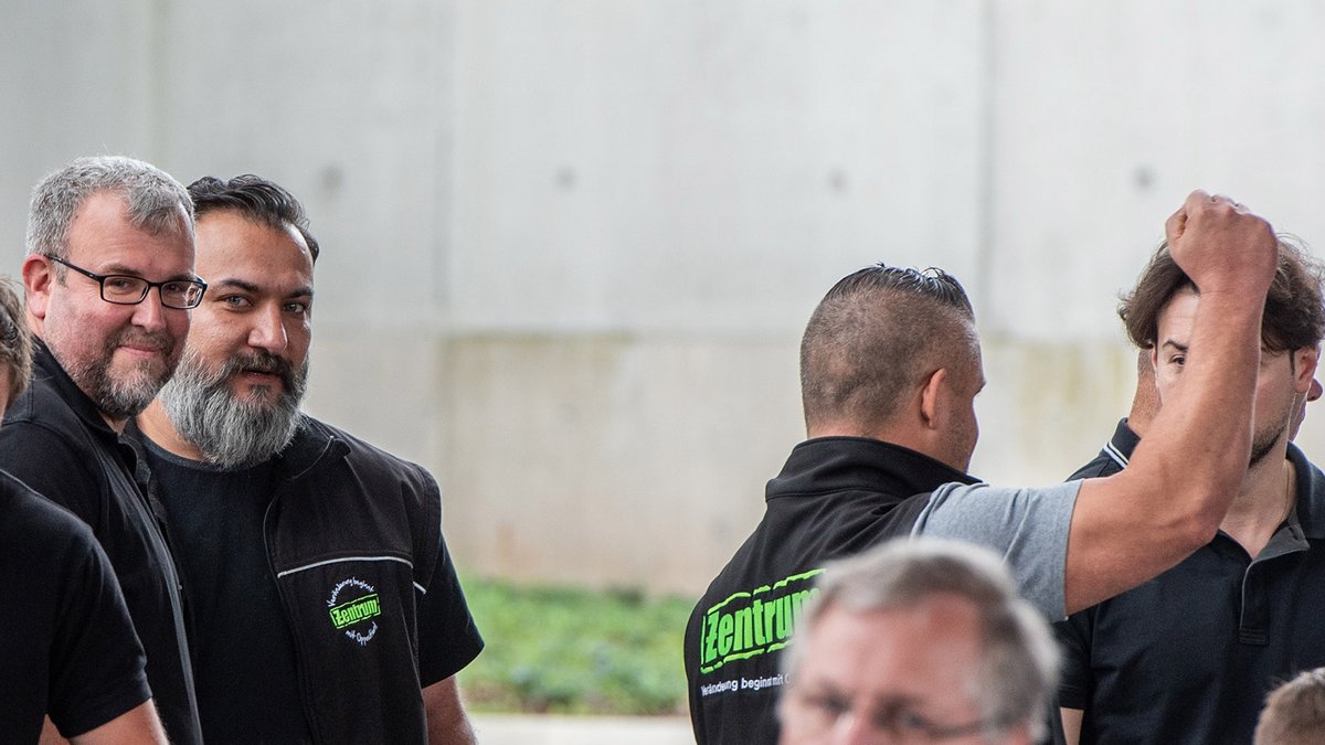 Beim Protest vor dem Mercedes-Benz-Werk Untertürkheim im Juli 2024 ist das Zentrum (mit Oliver Hilburger, links) am Rande dabei. Foto: Jens Volle