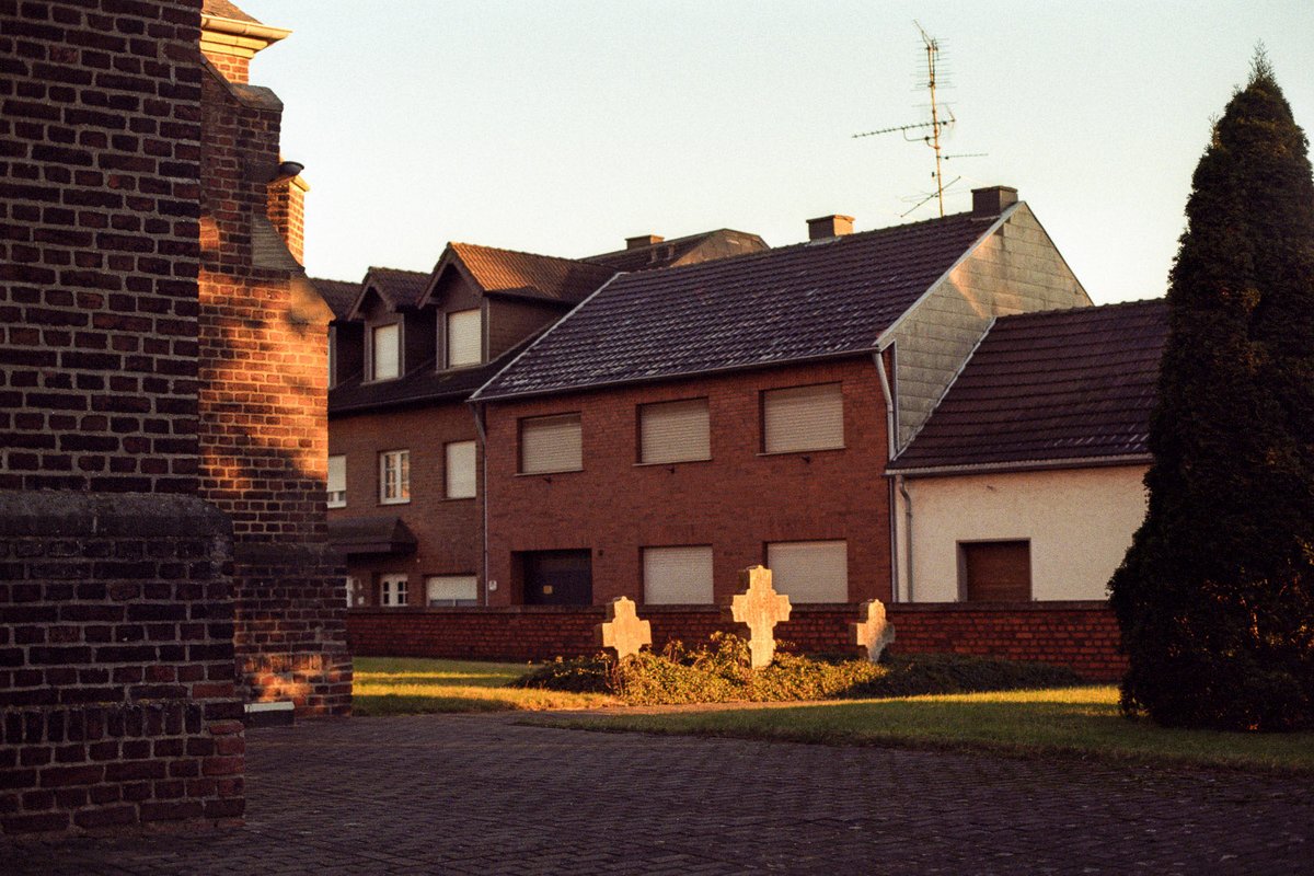 Ende 2016 begann Yannick Rouault, zu fotografieren. Hier der Kirchhof mit Gräbern und verlassener Häuserzeile.