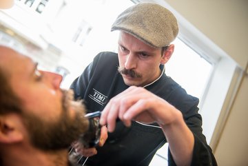 Högschde Konzentration: Barbier Marko Liebs beim Prüfen des Scherobjekts.