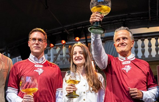 Stuttgarts OB Frank Nopper (rechts), Weinkönigin Natalie Schäfter und der stellvertretende Ministerpräsident Manuel Hagel eröffnen das Stuttgarter Weindorf. Foto: Julian Rettig