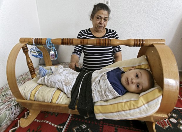 Oma Feride mit ihrem Enkel Idris.