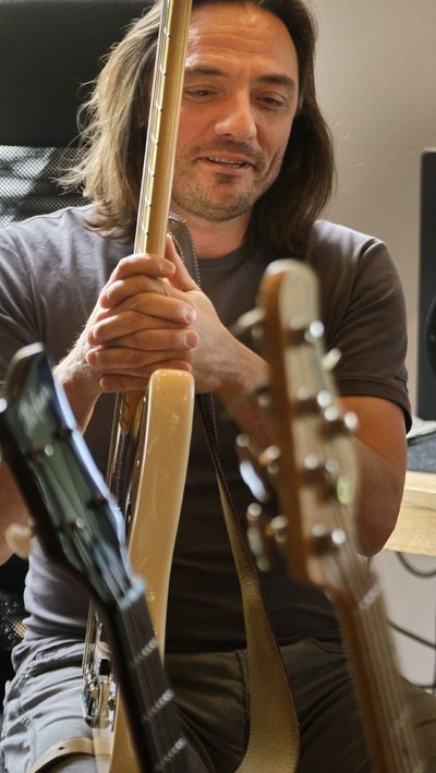 Für den unsicheren Job als freier Musiker hat er sich bewusst entschieden, wissend um die Unwägbarkeiten.