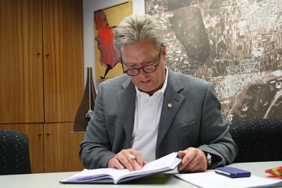 Wenn er im Bürgermeister-Büro arbeitet, sitzt er niemals am Tisch seines Vorgängers. "Das macht man nicht", sagt er. 