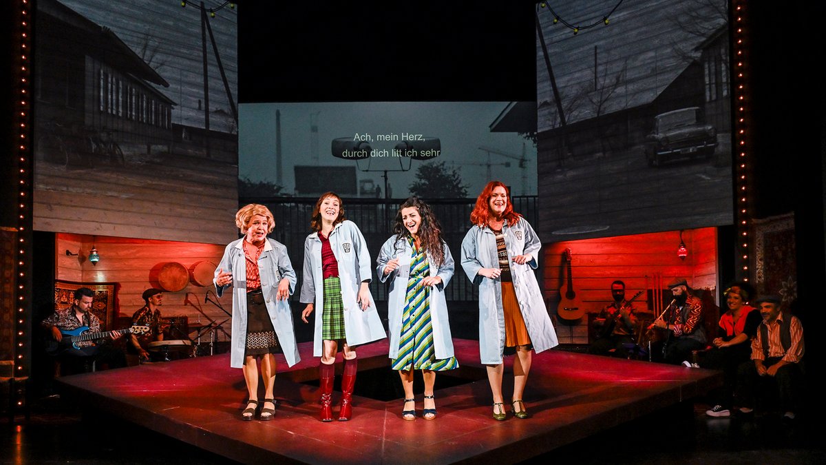 Es tanzen und jauchzen Cemile (Ursula Berlinghof), Nour (Melisa Melek Özel), Tülay (Selda Falke), Mercedes (Sorina Kiefer, v.l.). Fotos: Tobias Metz