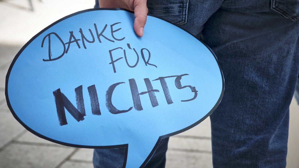 Vor dem Stuttgarter Sozialministerium: Protest von Pflegekräften anlässlich der Gesundheitsministerkonferenz am 16. Juni. Fotos: Joachim E. Röttgers