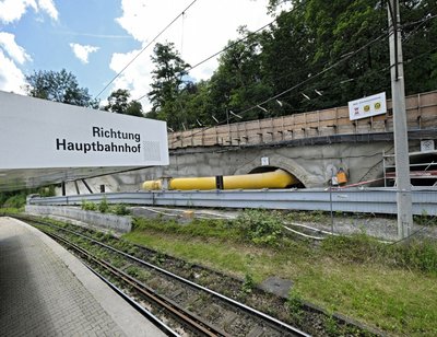 Bei der Wilhelma: Tunnel durch schwieriges Terrain. Foto: Joachim E. Röttgers