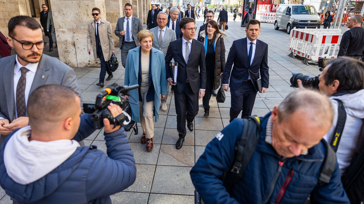 Missmutige Mienen vor dem Haus der katholischen Kirche im März 2026: die CDU-Delegation im Anmarsch. Foto: Julian Rettig