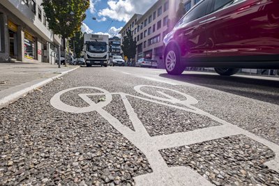 Der Stadtgeländewagen, längst Platzhirsch auf der Straße: lässt wenig Raum fürs Fahrrad. Der Stadtgeländewagen, längst Platzhirsch auf der Straße: lässt wenig Raum fürs Fahrrad.