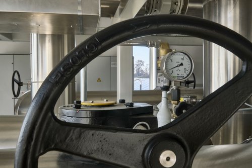 Wirkt altmodisch, ist aber Hightech: der Steuerungsraum für die deutschlandweit größte Solarthermieanlage. Wirkt altmodisch, ist aber Hightech: der Steuerungsraum für die deutschlandweit größte Solarthermieanlage.
