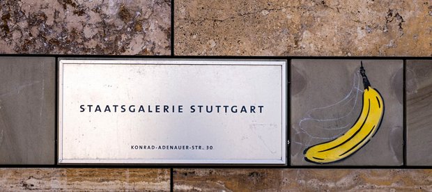 Den ollen Kram aus dem Keller haben sie weggeräumt. Die olle Banane von Graffitikünstler Thomas Baumgärtel prangt noch am Eingang.