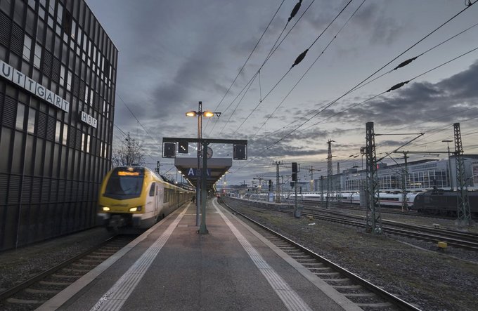 Kann ja mal passieren: Kurzschluss in einer Oberleitung.