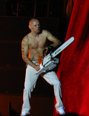 Ein Bild von einer Säge, ein Bild von einem Mann: Thomas D. von den Fantastischen Vier. Foto: Michael Hanselmann, CC BY-SA 3.0