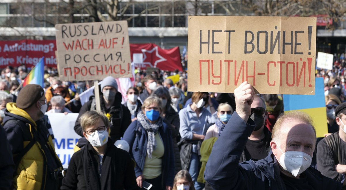 "Russland wach auf!", fordern DemonstrantInnen. Mehr Fotos mit Klick auf den Pfeil.