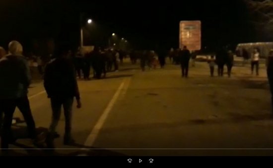 Der geflüchtete Afghane Ali beschreibt in dem von ihm gefilmten Handyvideo die Situation im Camp. Zum Video mit Klick aufs Bild.