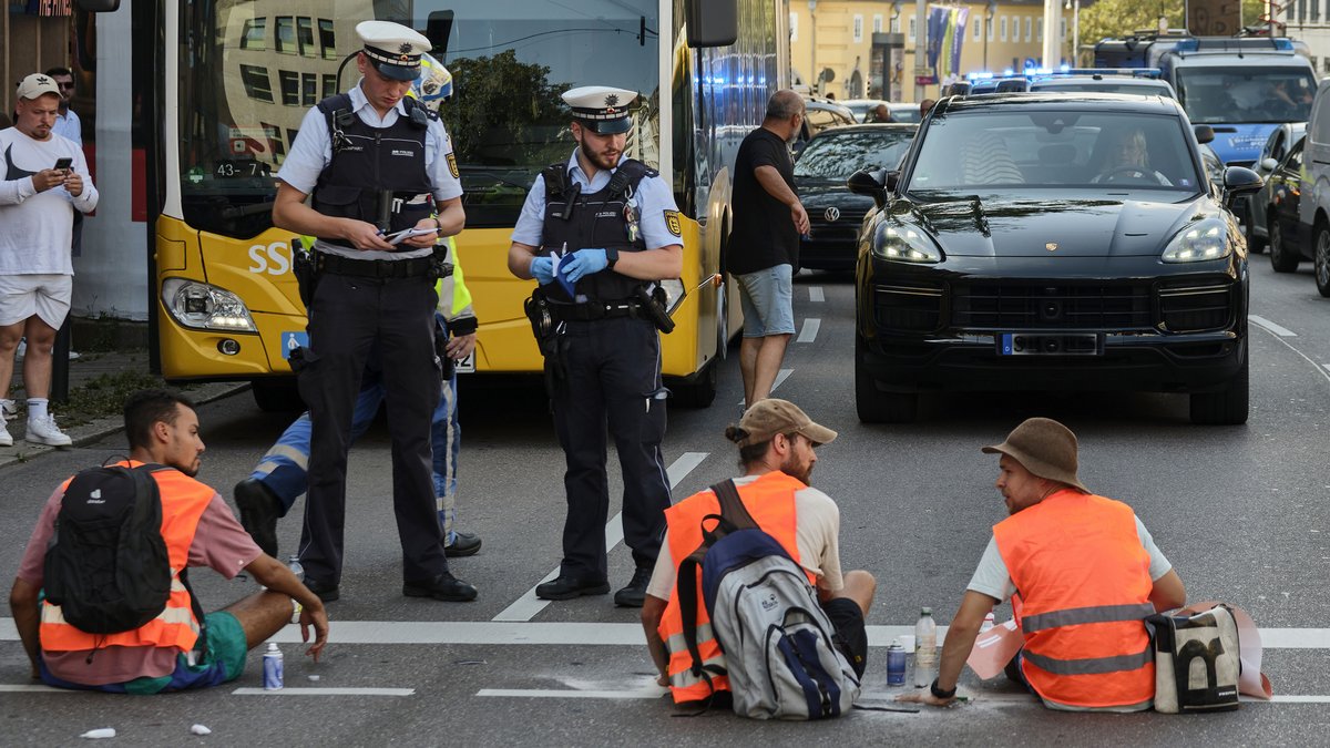 Mit Straßenblockaden forderten Klimaaktivist:innen die Verantwortlichen zum Handeln auf, sie müssen mit Haft rechnen. Foto: Joachim E. Röttgers