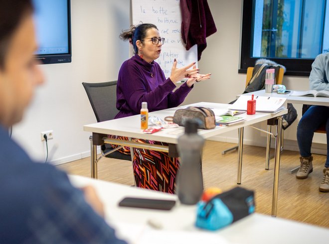 Die wenigsten VHS-Dozent:innen sind angestellt, die meisten selbstständig.