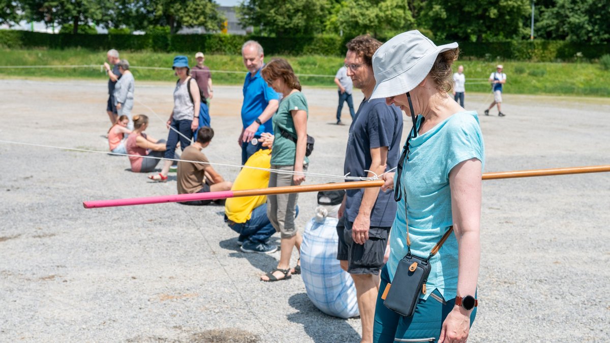 Vier halten die Fäden in der Hand.