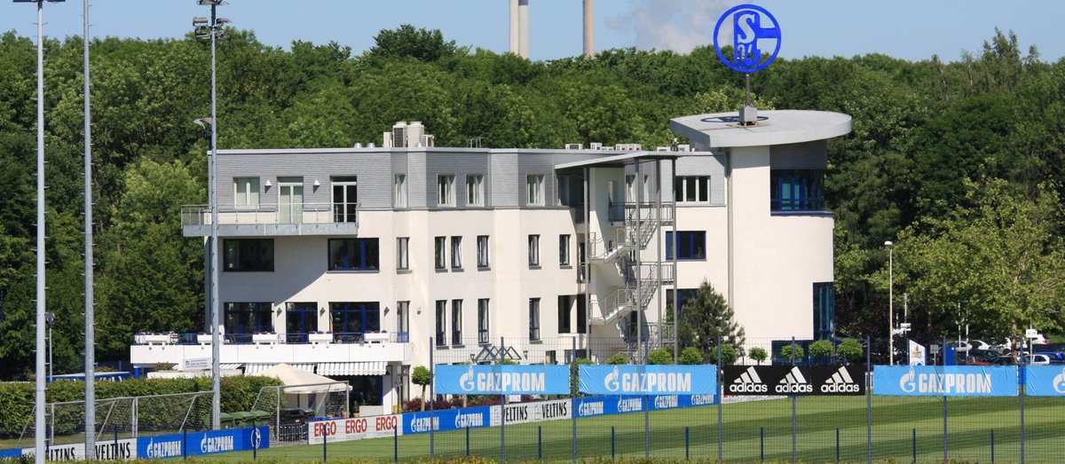 Die Schalke-Zentrale noch mit russischem Sponsoring. Foto: Wo st 01/Wikipedia, https://commons.wikimedia.org/wiki/File:2010-06-04_Schalke_04-Gesch%C3%A4ftsstelle_01.jpg