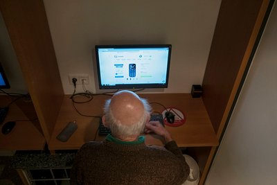 Am Rechner arbeiten ist knochenschonender als auf dem Bau.