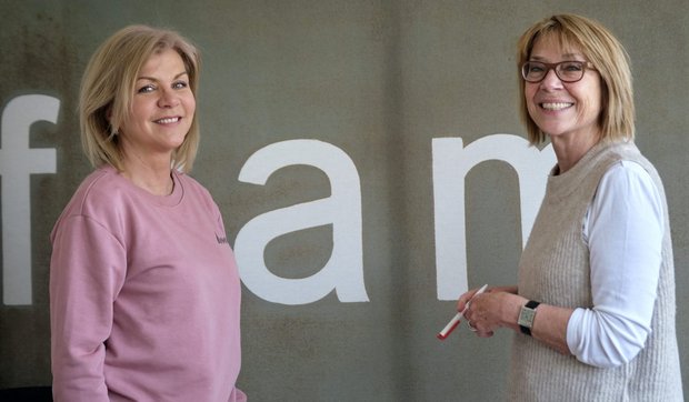 Anna Kupriy (links) mit Chefredakteurin Susanne Stiefel in der Kontext-Redaktion. Foto: Joachim E. Röttgers