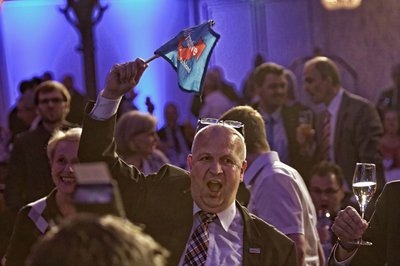 Fähnchenschwenker am Wahlabend in der Alten Reithalle.