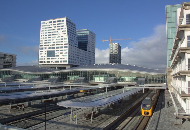 Hauptbahnhof Utrecht, 2016 überbaut. Foto: Jan Dijkstra/wikimedia.org, CC BY-SA 4.0 Hauptbahnhof Utrecht, 2016 überbaut. Foto: Jan Dijkstra, <a href="https://creativecommons.org/licenses/by-sa/4.0" title="Creative Commons Attribution-Share Alike 4.0">CC BY-SA 4.0</a>, <a href="https://commons.wikimedia.org/w/index.php?curid=75169368">Link</a>