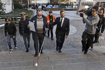 Wasserwerferopfer Dietrich Wagner auf dem Weg zum Briefkasten des Gerichts. Foto: Joachim E. Röttgers