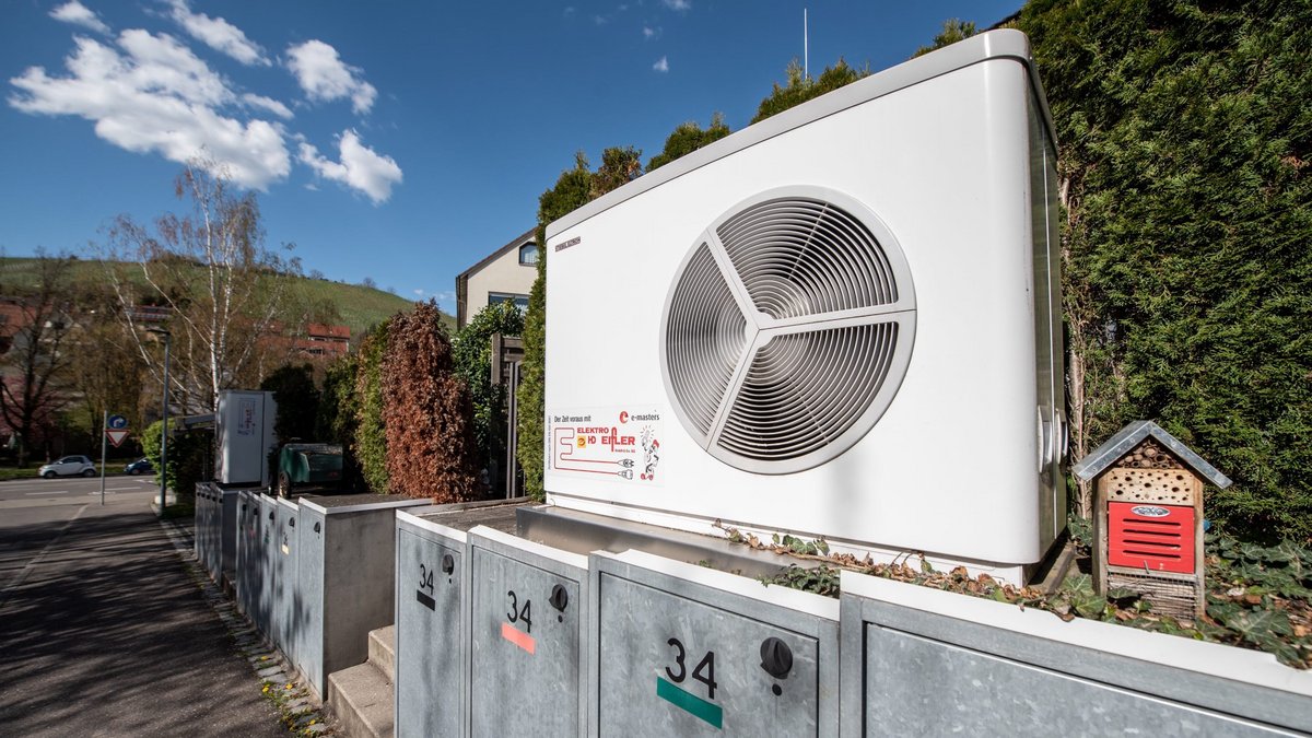 In bester Nachbarschaft: Wärmepumpe und Insektenhotel. Foto: Jens Volle