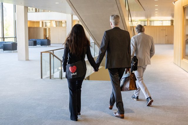 Nach der Nicht-Aussage: Händchen halten mit seiner Ehefrau, rechts sein Anwalt.