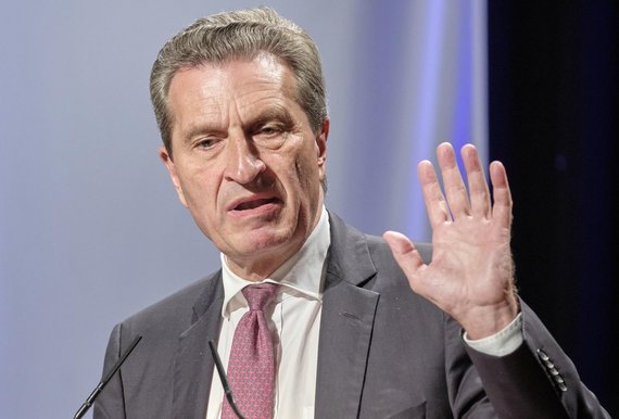 Hallo Kollege! Günther Oettinger wechselte ebenfalls von der Politik ins Beratergeschäft. Foto: Joachim E. Röttgers Hallo Kollege! Günther Oettinger wechselte ebenfalls von der Politik ins Beratergeschäft. Foto: Joachim E. Röttgers