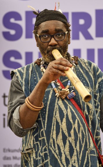 Njami Sitson sorgte mit seiner Musik für einen würdigen Empfang der Delegation.