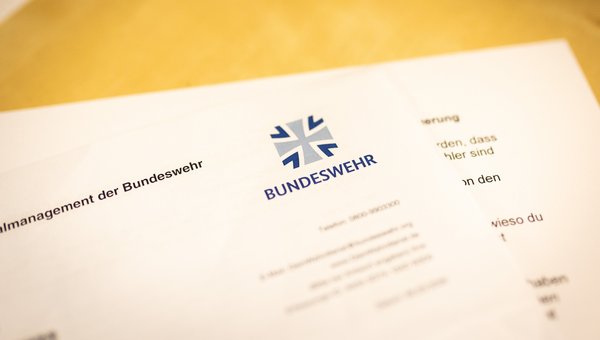 18-Jährige haben Post von der Bundeswehr bekommen.