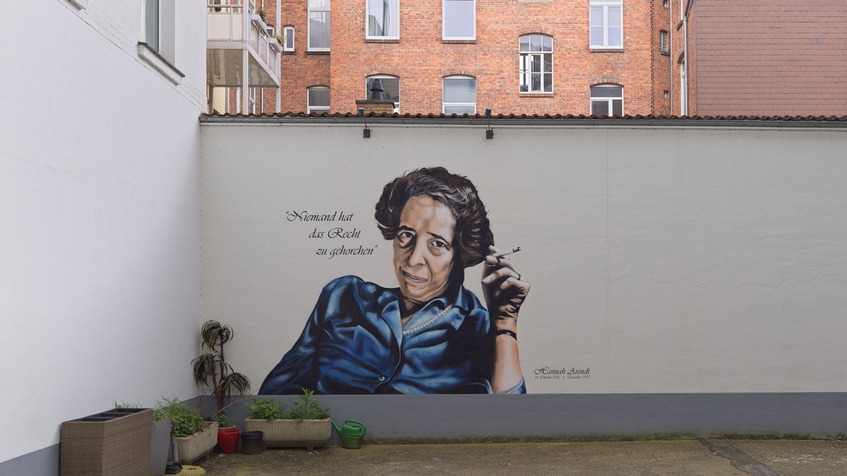 Hannah Arendt, rauchend. Graffito im Hinterhof ihres Geburtshauses. Foto: Hannes Grobe, CC BY-SA 4.0