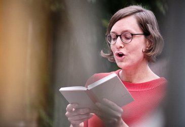 Christina Schmid liest aus ihren "Stufennotizen". Christina Schmid liest aus ihren "Stufennotizen".