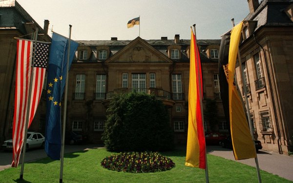 Die US-Flagge 1996 vor der Villa Reitzenstein, Sitz des baden-württembergischen Ministerpräsidenten. Foto: Joachim E. Röttgers