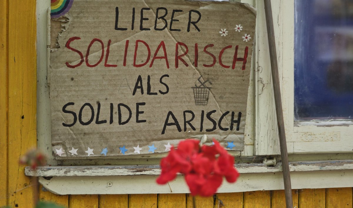 Der Spruch ist an den Fenstern bürgerlicher Wohngegenden eher nicht zu finden, die roten Geranien aber schon.