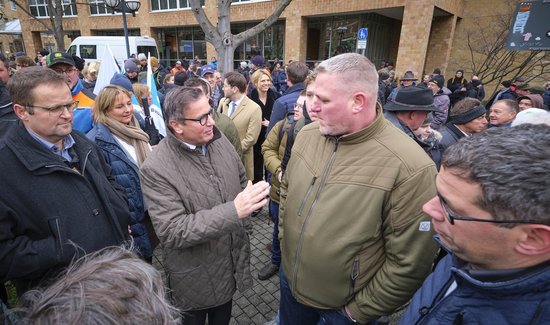 Bauernfunktionär Christian Coenen (rechts) scheint wenig begeistert von CDU-Landwirtschaftsminister Peter Hauck. Foto: Joachim E. Röttgers