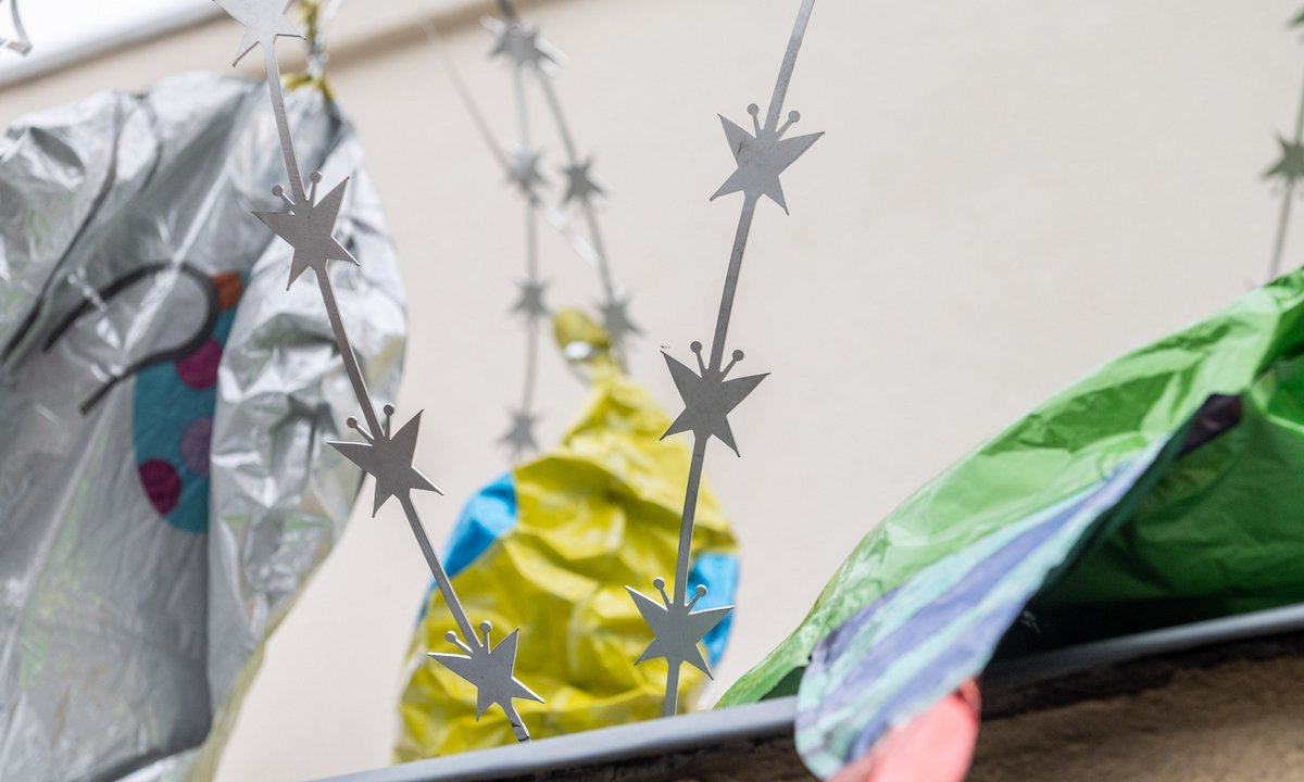 Die Ballons verlieren Luft, deshalb knallt's nicht. Sieht aber trotzdem traurig aus.