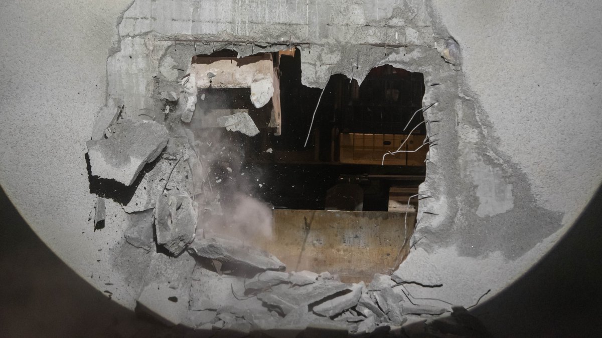 Der Moment, auf den alle gewartet haben: Der Bagger bricht durch. 