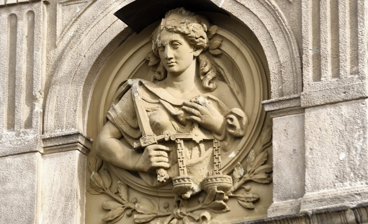 Recht und Gesetz werden in der aktuellen Abschiebe-Debatte gerne vergessen: Justitia, die römische Göttin des Rechtswesens, am Kirchheimer Amtsgerichtsgebäude. Fotos: Joachim E. Röttgers