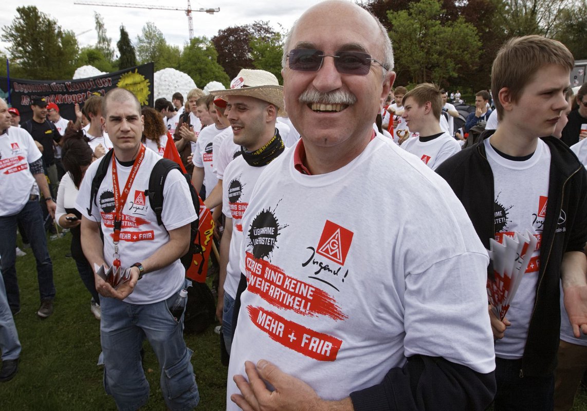 In Sindelfingen kümmert sich Walter Wedl um die Malocher. Hier demonstriert er mit Daimler-Azubis (8. Mai 2012).