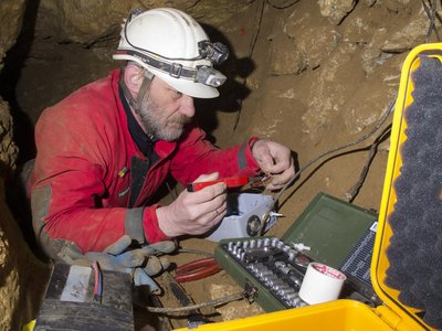 Markus Boldt beim Aufbau einer Messeinheit in der Bärentalhöhle bei Schelklingen-Hütten. Foto: Holger Döhmann