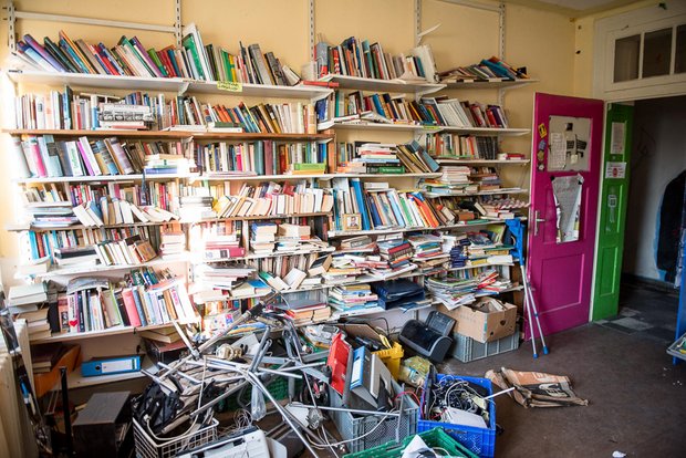Ärgerlich: Die Presse schaut vorbei und im Umsonstladen: das reinste Chaos!