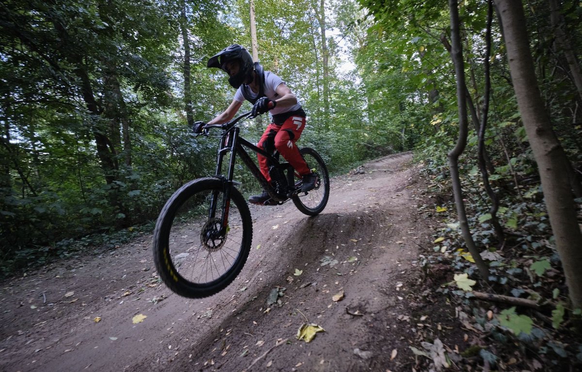 Die meisten BikerInnen sind sich des hohen Verletzungsrisikos bewusst und fahren mit Vollvisierhelm und Protektoren.